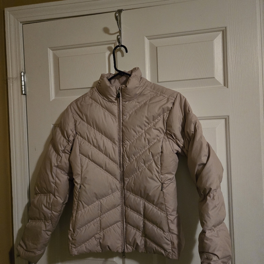 Patagonia Women's Puffer Jacket in Light Beige - Picture 1 of 4